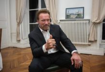 Шварцнеггер произнес свою знаменитую фразу, очнувшись после операции