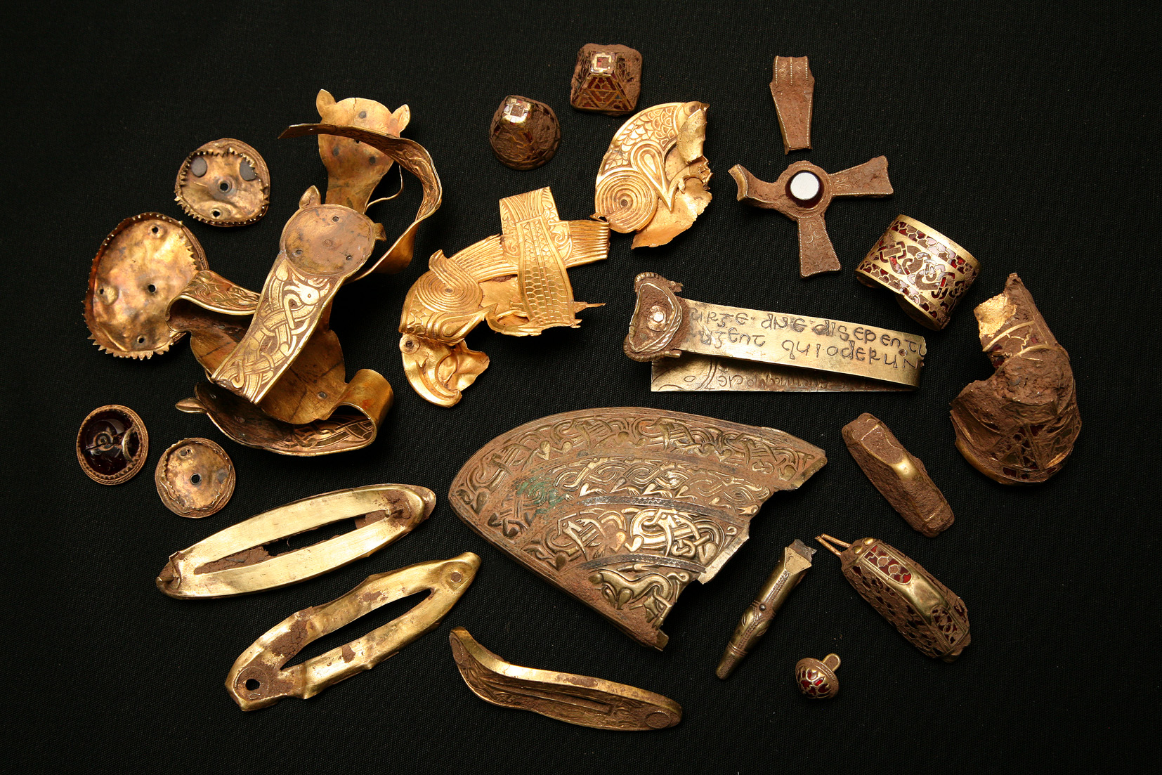 Музыкальные находки. Стаффордширский клад Терри Герберт. Находки кладов золота. Археологические вещи. Древние вещи.