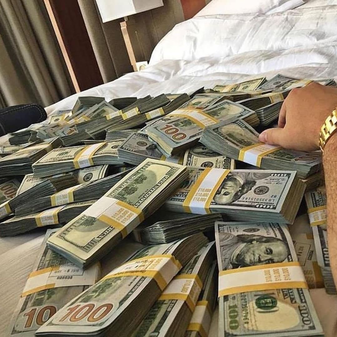 Фото много денег в руках мужчины