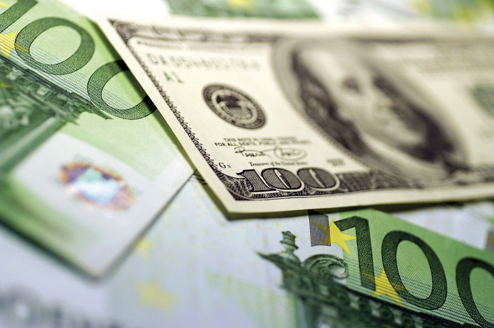 Почему во время работы на валютном рынке важно знать курс евро-доллар