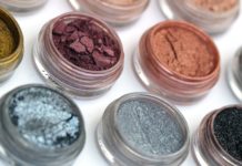 Пигменты для макияжа Бьюти-сфера сегодня предлагает своим клиенткам широкий ассортимент средств создания макияжа для посещения любого мероприятия и повседневной жизни. Одним из предметов, способным изменить представление о классическом макияже, стал пигмент. Еще совсем недавно им преимущественно пользовались визажисты, но благодаря своим преимуществам и определенным характеристикам, обычные покупательницы стали использовать его самостоятельно, создавая запоминающиеся и необычные образы в домашних условиях.