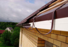 Монтаж водосточной системы и подшивка свесов Монтаж водосточной системы и подшивка свесов