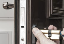 Простыми словами — как выбрать замок для двери?