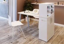 Как выбрать практичный стол для маникюра