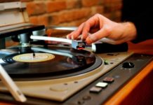 Виниловые пластинки из прошлого и современных исполнителей