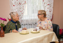 Уход за пожилыми людьми в дневном доме престарелых