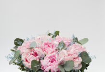 Кому подарить сборный букет с пионами: советы