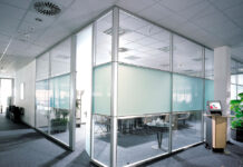 Стеклянные перегородки для зонирования офиса: стиль и функциональность