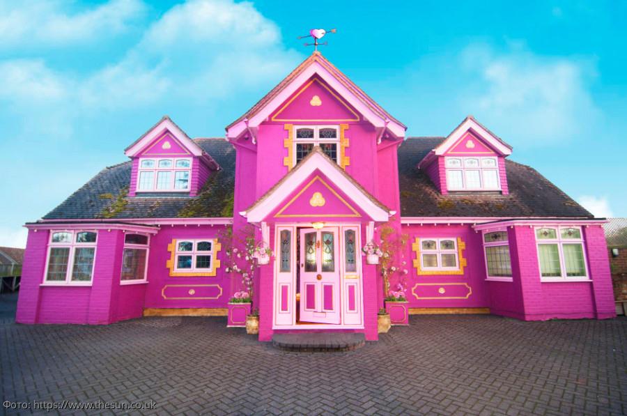 Женщина потратила 10 лет, чтобы превратить свой дом в розовый дворец