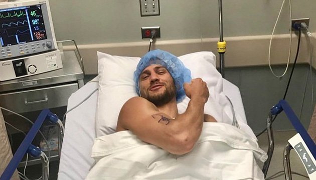 Ломаченко сломал руку
